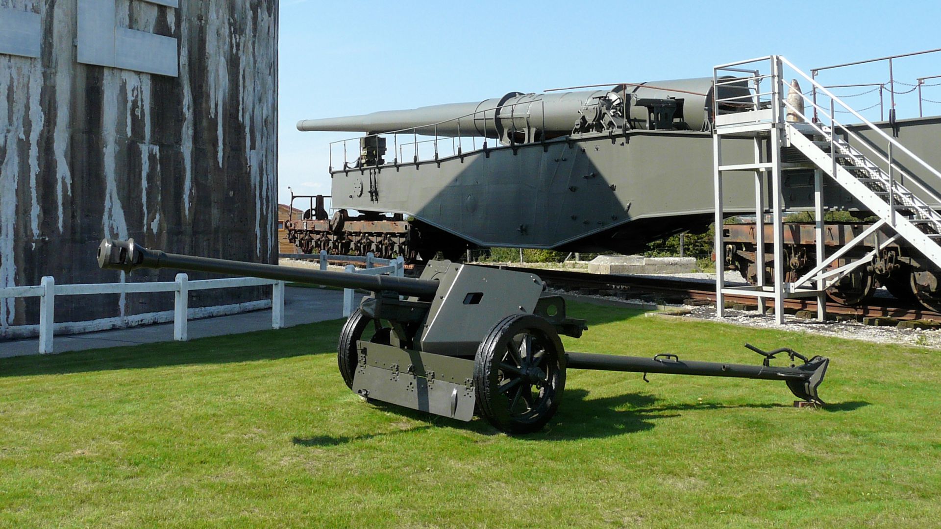 PAK 40 anti-tank gun and K5 28cm railway gun. 